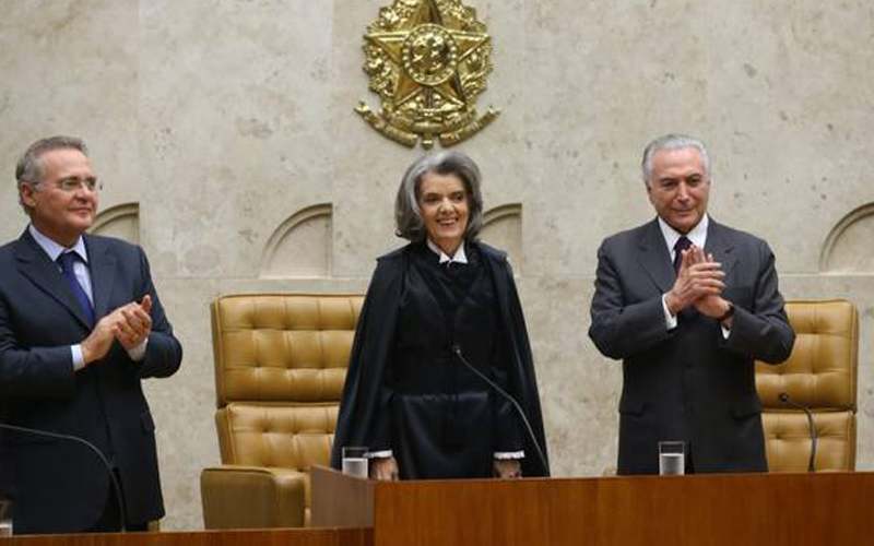 O presidente do Senado Renan Calheiros (PMDB-AL), a ministra do STF Cármen Lúcia e o presidente Michel Temer em cerimônia de posse da magistrada à presidência do Supremo