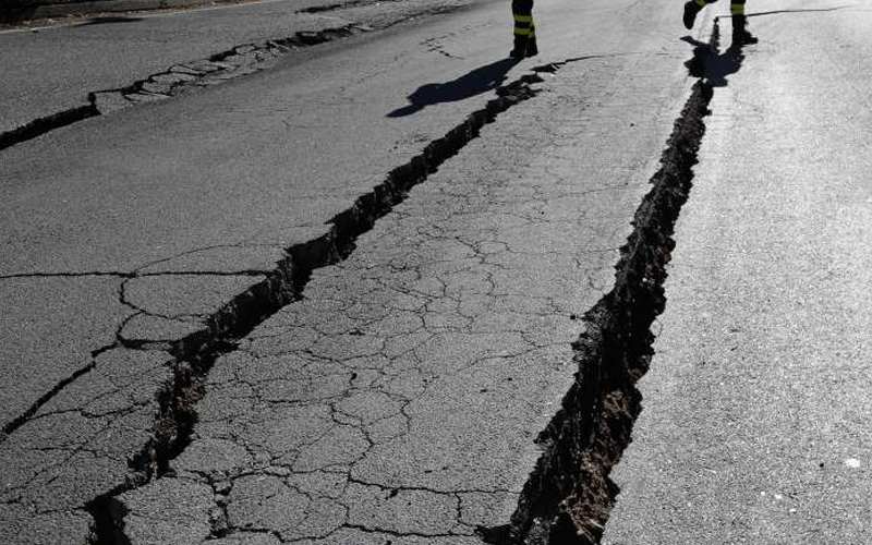 Estrada na região de Nórcia danificada pelo terremoto deste domingo.