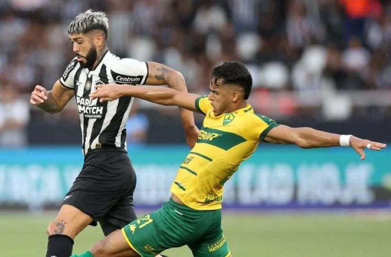 O Botafogo tinha a bola, mas errava muito na tomada de decisão ou na hora de finalizar.