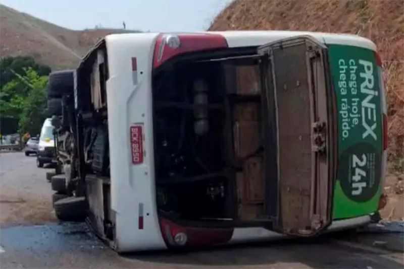 Ônibus com time de futebol americano tomba e mata 3 pessoas na Dutra 