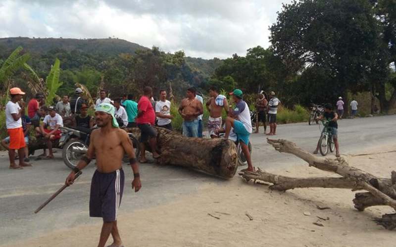 Índios bloqueiam os dois sentidos da BR-101