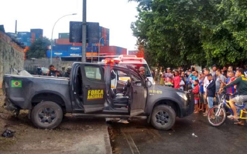 Viatura da Força Nacional após tiroteio com traficantes da favela da Maré, no Rio