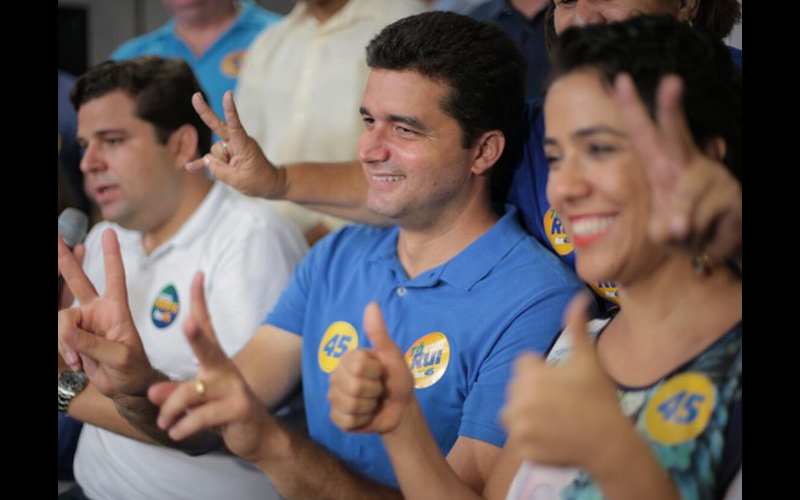 Rui Palmeira ladeado pelo vice-prefeito, Marcelo Pameira, a primeira-dama faz primeira entrevista coletiva após resultado de eleição