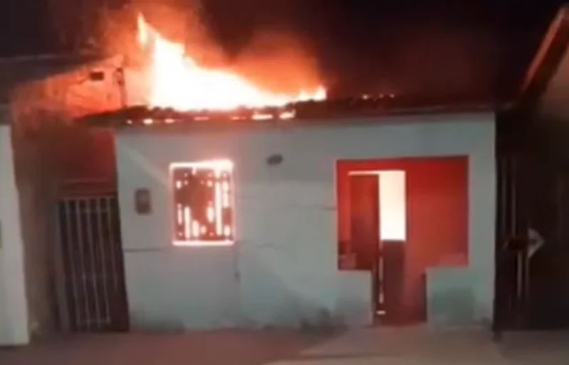 Incêndio destrói casa em Craíbas e parente de proprietária suspeita do ex-dela