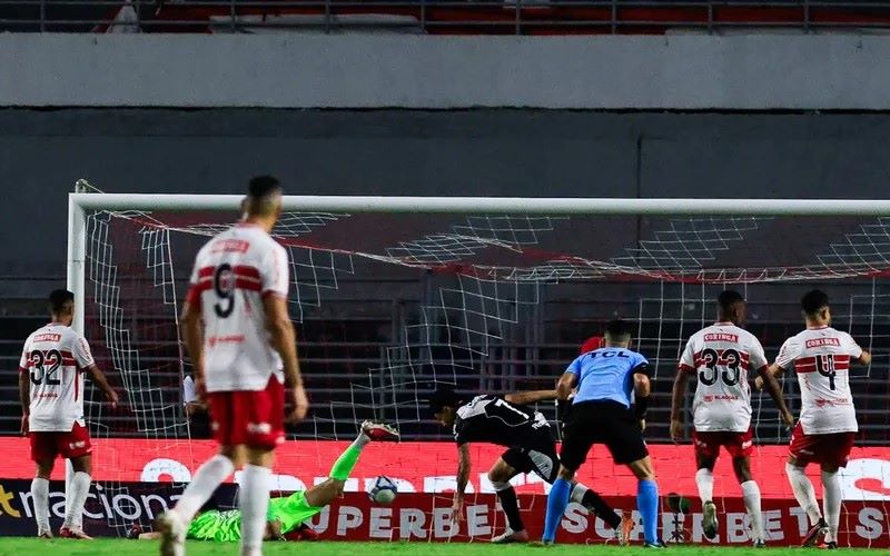 Momento do gol da Ponte. 