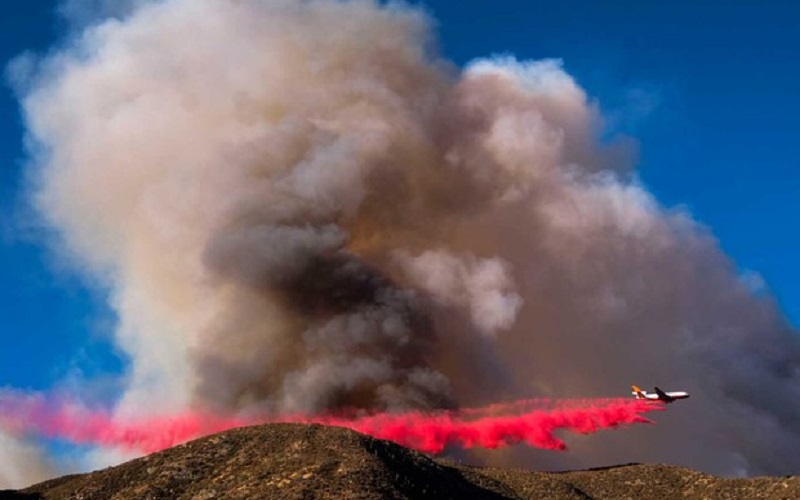 Avião joga água para tentar conter chamas em San Bernardino, na Califórnia