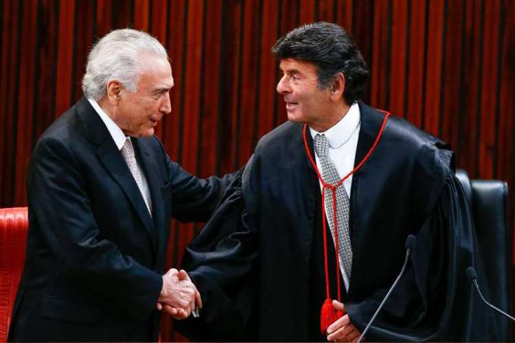 Michel Temer, presidente da República, cumprimenta Luiz Fux 